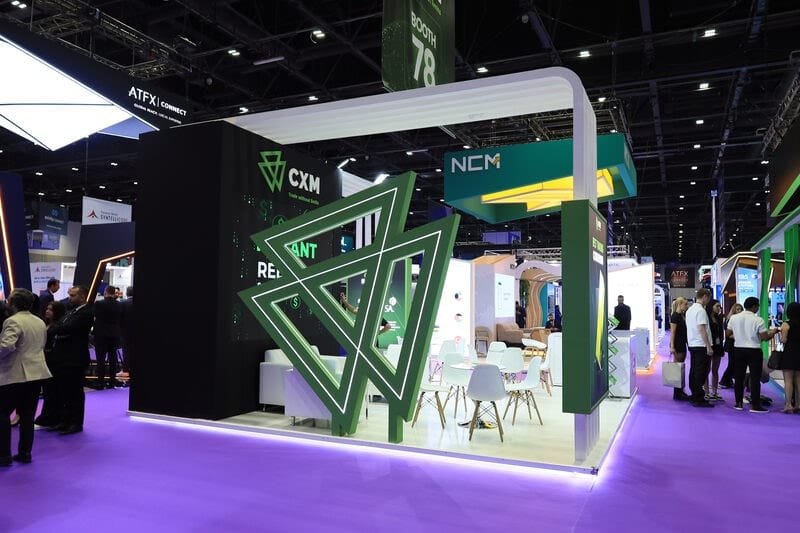 Stand CXM bersama pengunjung di sebuah expo trading