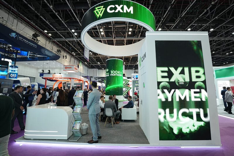 Booth pameran CXM yang menampilkan infrastruktur pembayaran dan trading