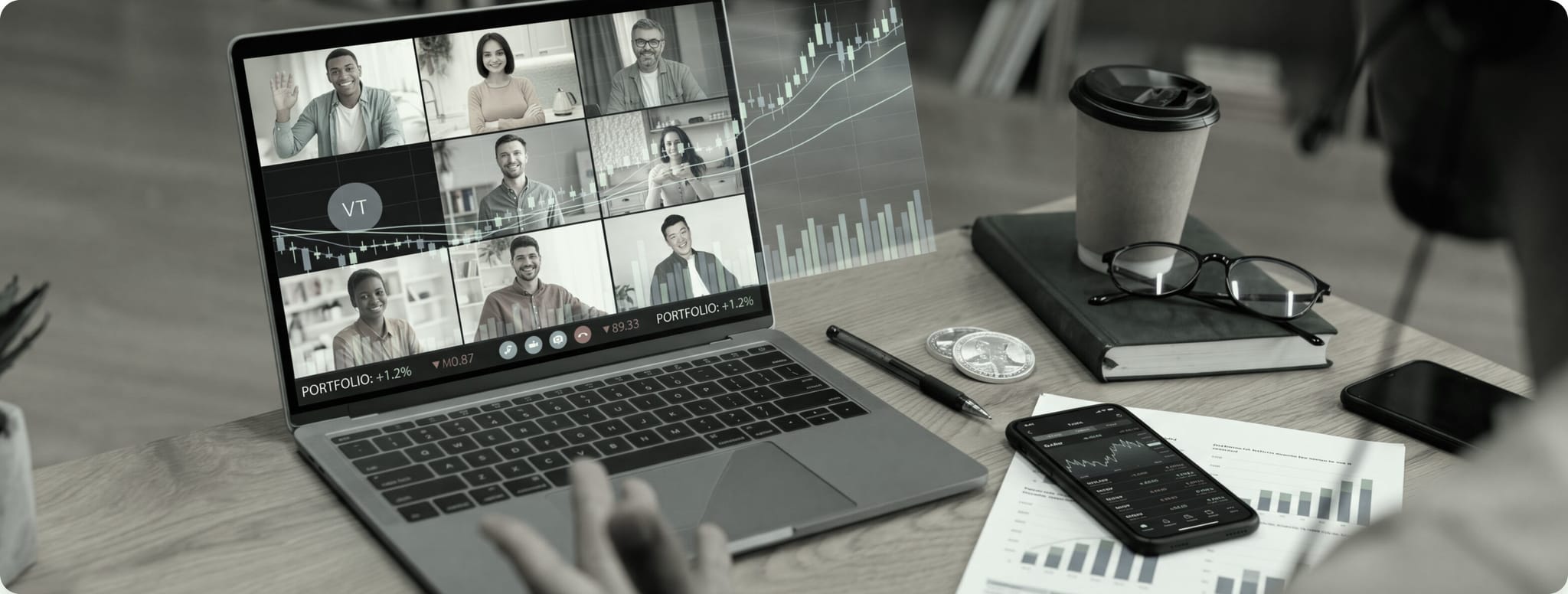 Para trader mengikuti webinar CXM secara langsung melalui laptop