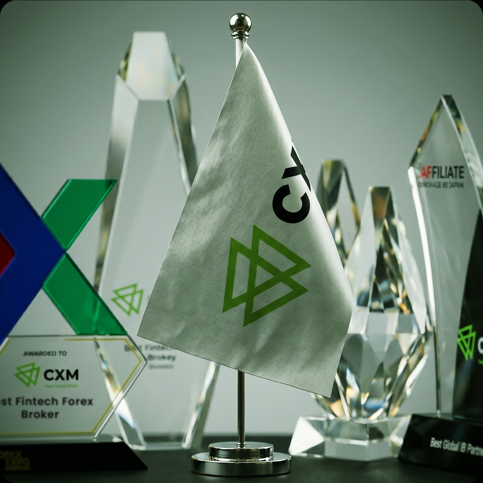 Trofi penghargaan industri CXM yang dipajang
